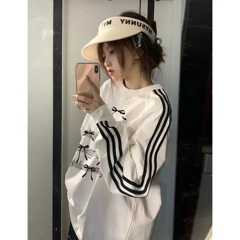 

Белая хлопковая футболка с длинными рукавами ранней осени, женская новая полосатая нишевая дизайнерская спортивная рубашка большого размера, верхняя женская одежда