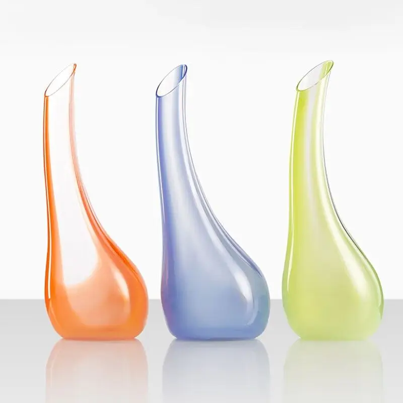 

Small horn horn decanter, bright color rod, black bow tie, red wine, handmade cup