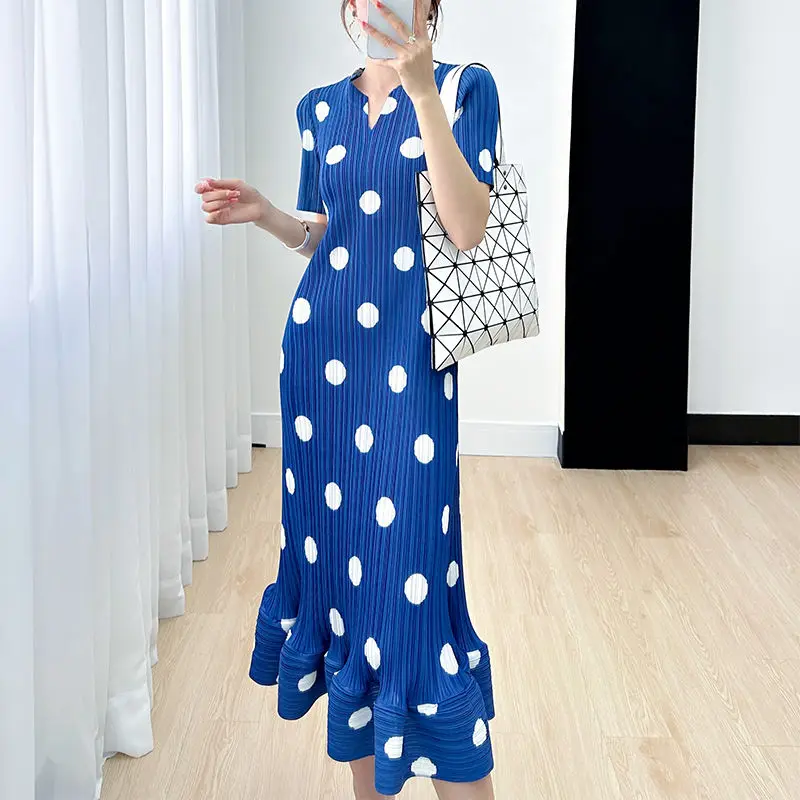 

Summer new women's polka dot waist cinched dress with V-neck slim fit, high-end slimming temperament, pleated long skirt