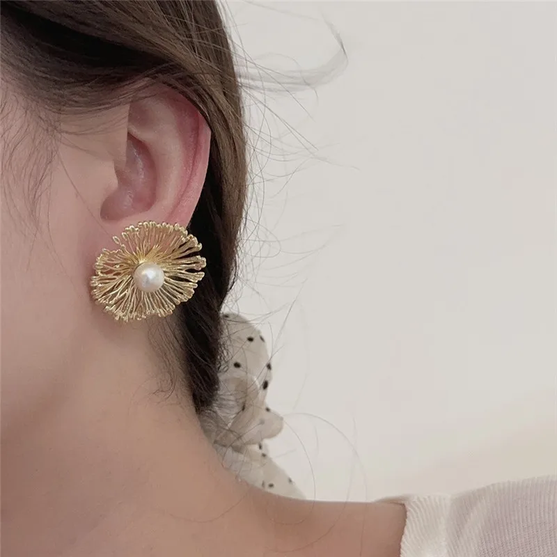 Round Metal Flowers Pearl Earrings European American Style Personalized Fashion Stud Earrings Ladies Girls Wedding Accessories