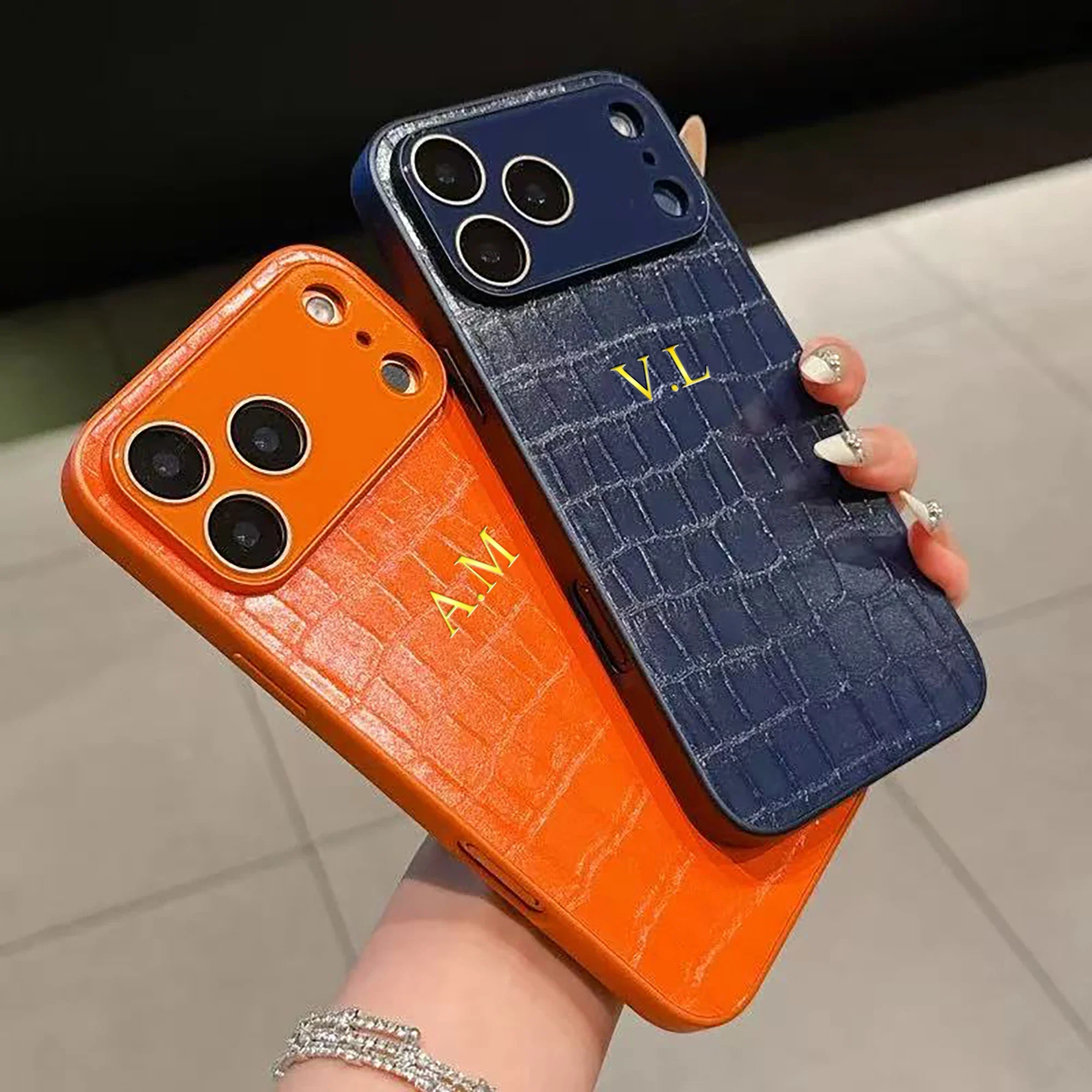 Funda de piel sintética con patrón de cocodrilo grabado en caliente y nombre personalizado para iPhone 13 14 15 16 17 Pro Max 17 Air con película transparente para la lente