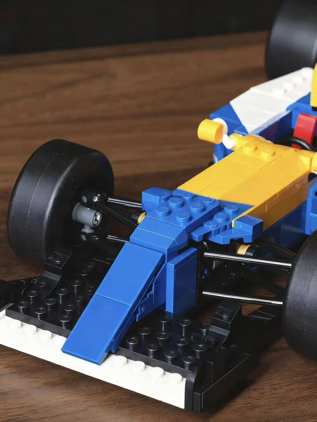 MINISO 10353 Kreatywny Niebieski Model Wyścigowy z Klocków Konstrukcyjnych Zabawka Edukacyjna Zestaw do Zabawy na Prezent Urodzinowy Świąteczny Halloweenowy 799 Elementów