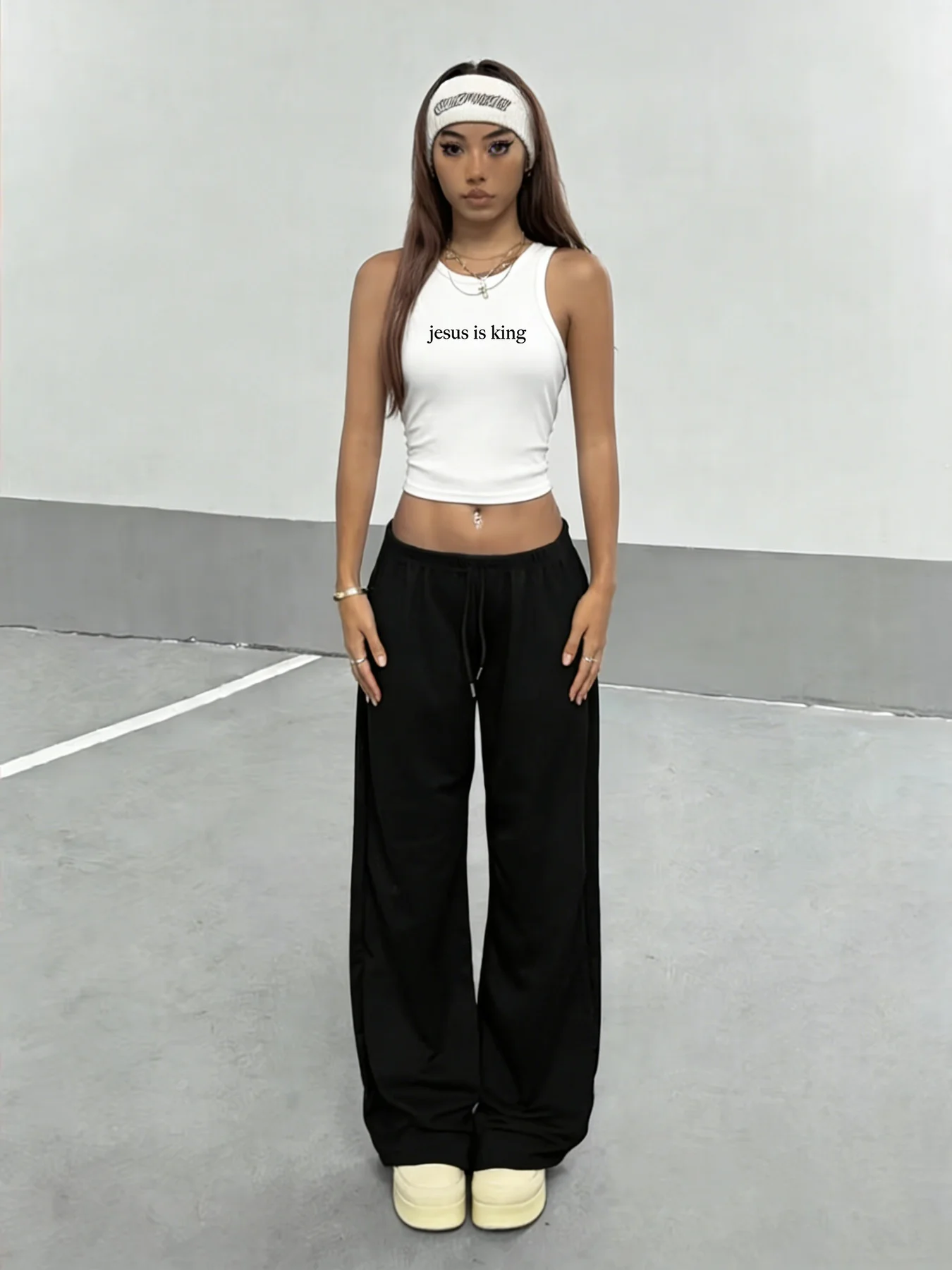 

Комплект из двух предметов: модный, повседневный, стильный, оригинальный, с буквенным принтом, короткий жилет без рукавов и черные широкие брюки.