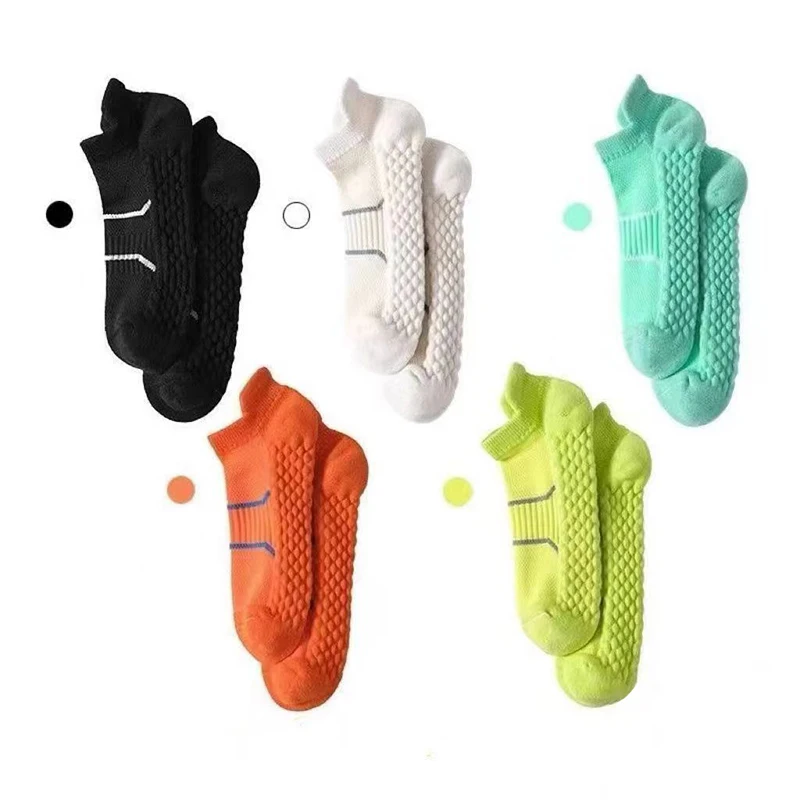 

5 пар спортивных носков в мужском стиле – случайный выбор, предназначенные для использования на открытом воздухе, с функцией предотвращения запаха, амортизацией и противоскользящим покрытием.