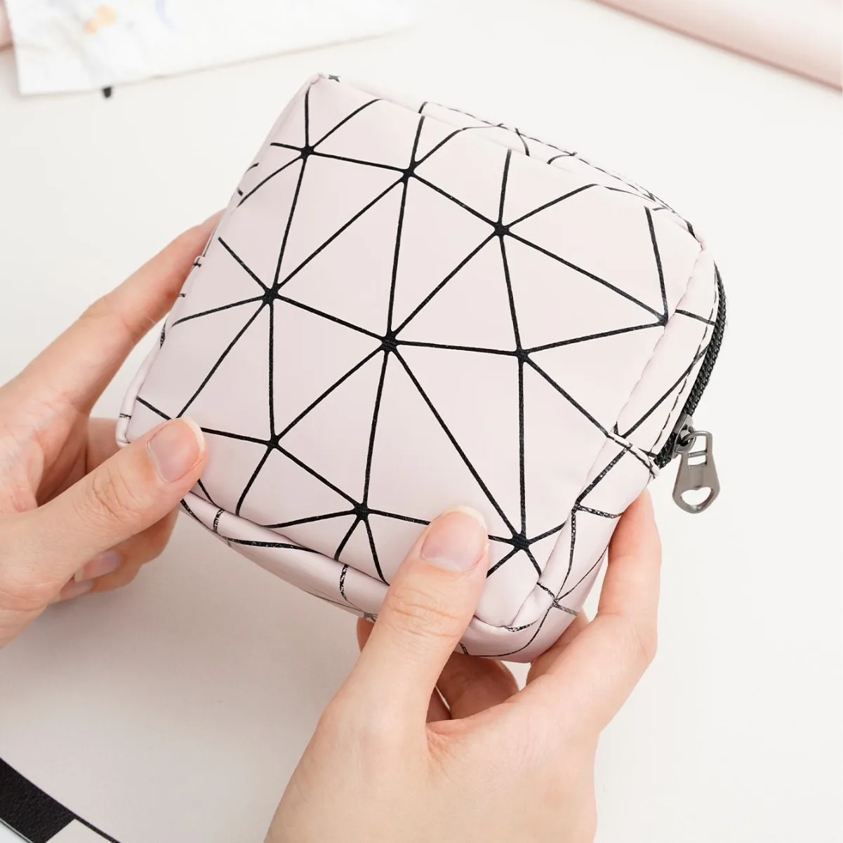 Cross-border hot-selling aunt napkins, monthly bag, portable sanitary napkins, storage bag for senior students with large capaci