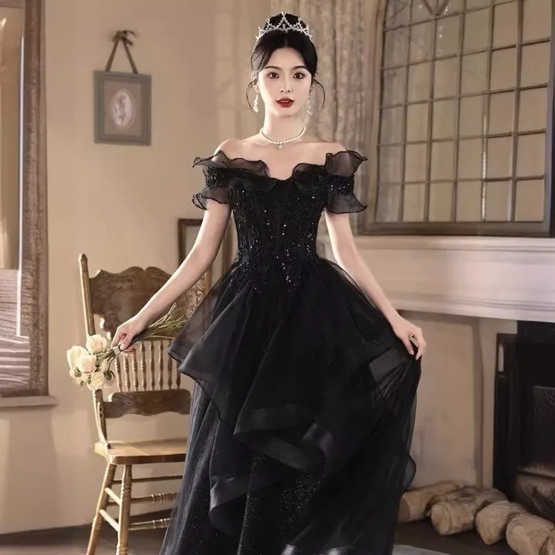 فستان سهرة أسود عصري 2026 جديد بكتف واحد نمط مأدبة عيد ميلاد المضيف الفرنسي امتحان فني فستان حفل الكبار