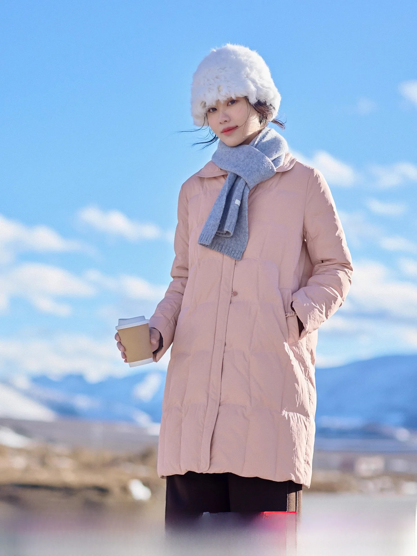 

Красно-розовая женская удлиненная пуховая куртка 2025 года, новая модель, зимняя верхняя одежда, повседневный крой, наполнитель 90% белый пух