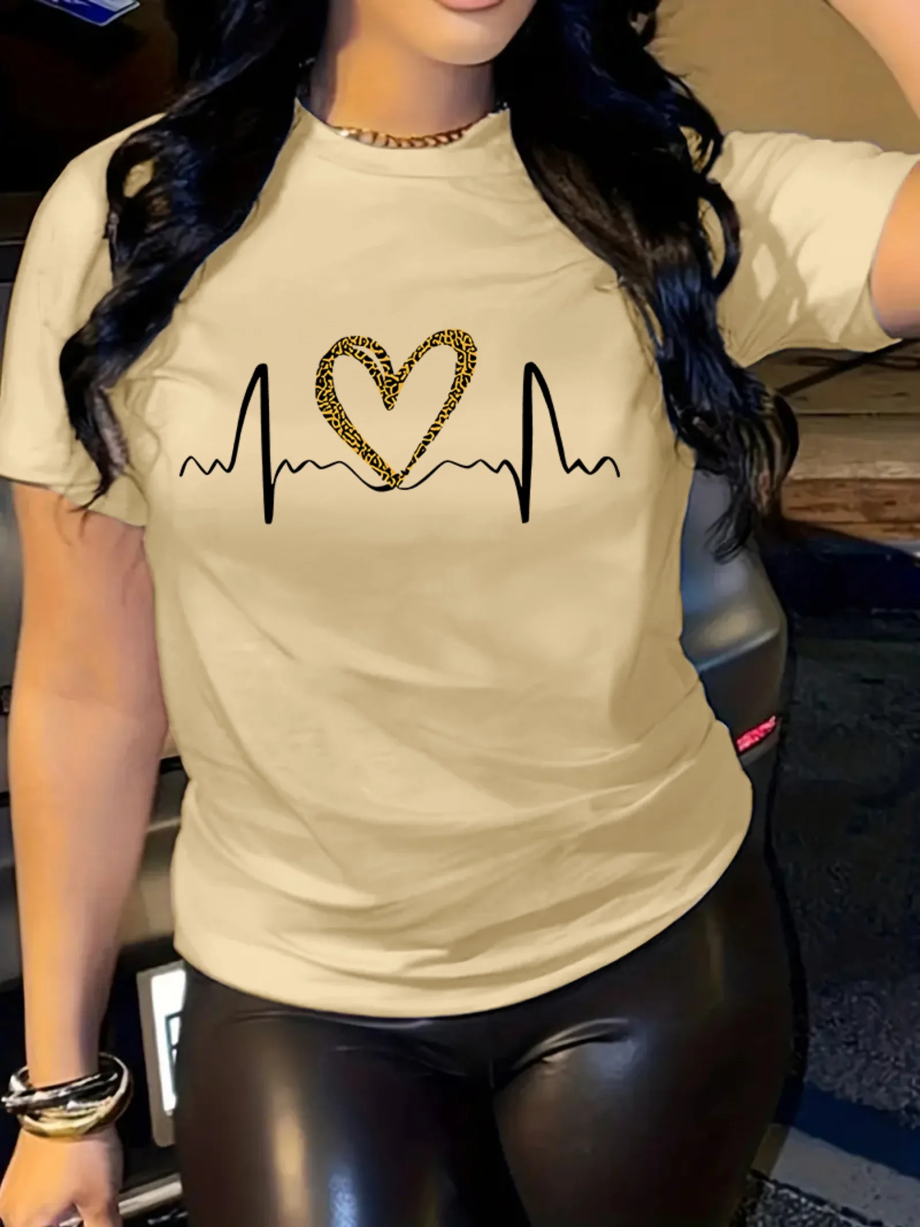 Sweet Leopard Heart Print Comfy T-Shirt Round Neck Short Sleeve Sports Tee Women Activewear