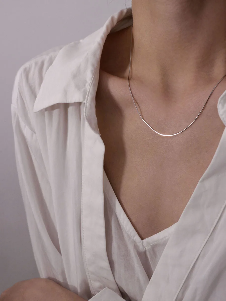 Lustrous 925 silver snake chain necklace—geometric linear design, clavicle-skimming length, electroplated white gold or gold fin