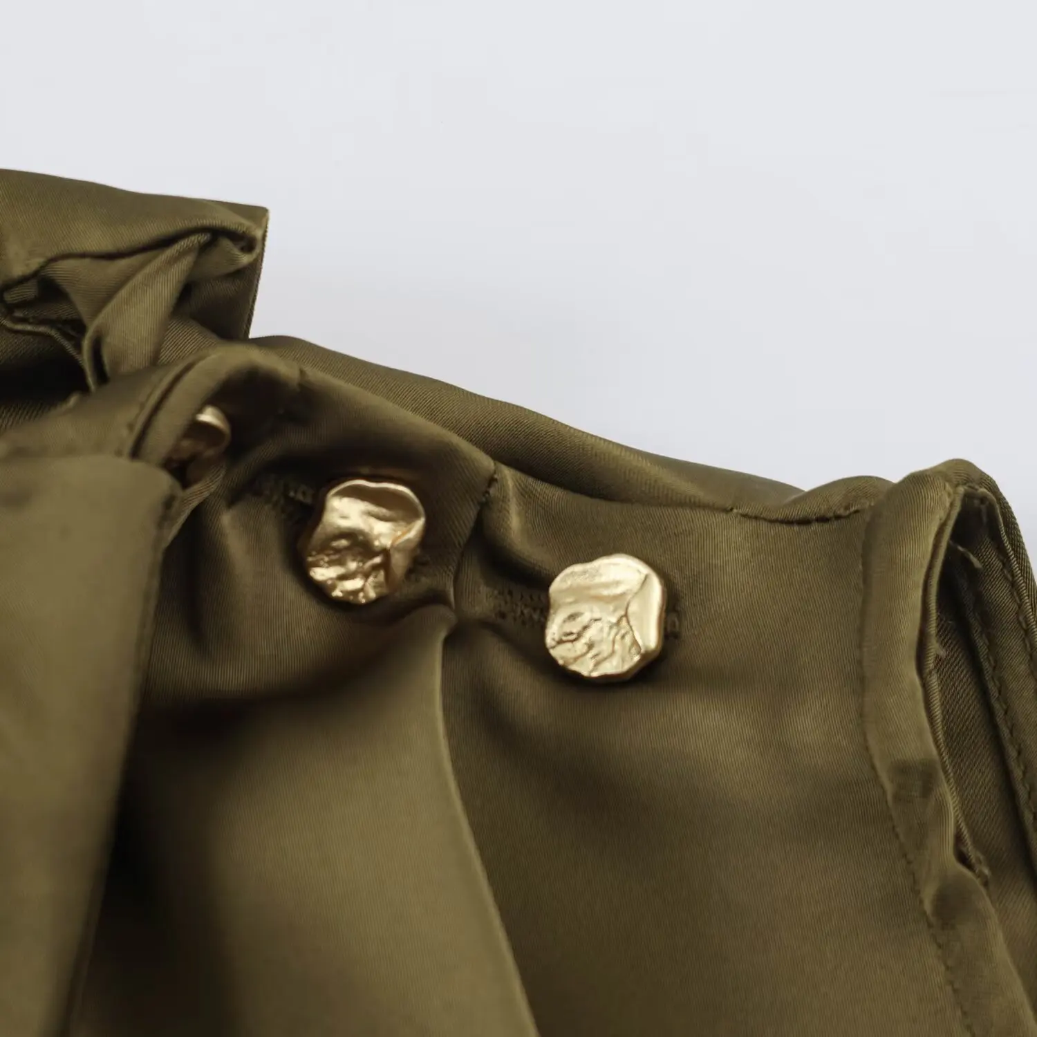 BSAY 2026 Neues Minimalistisches Satin-Zweiteiler-Set mit Drapierter Kragenpartie, Ärmellosem Oberteil mit Schulterknöpfen und Tailliertem Midi-Rock für Damen – Detail 27