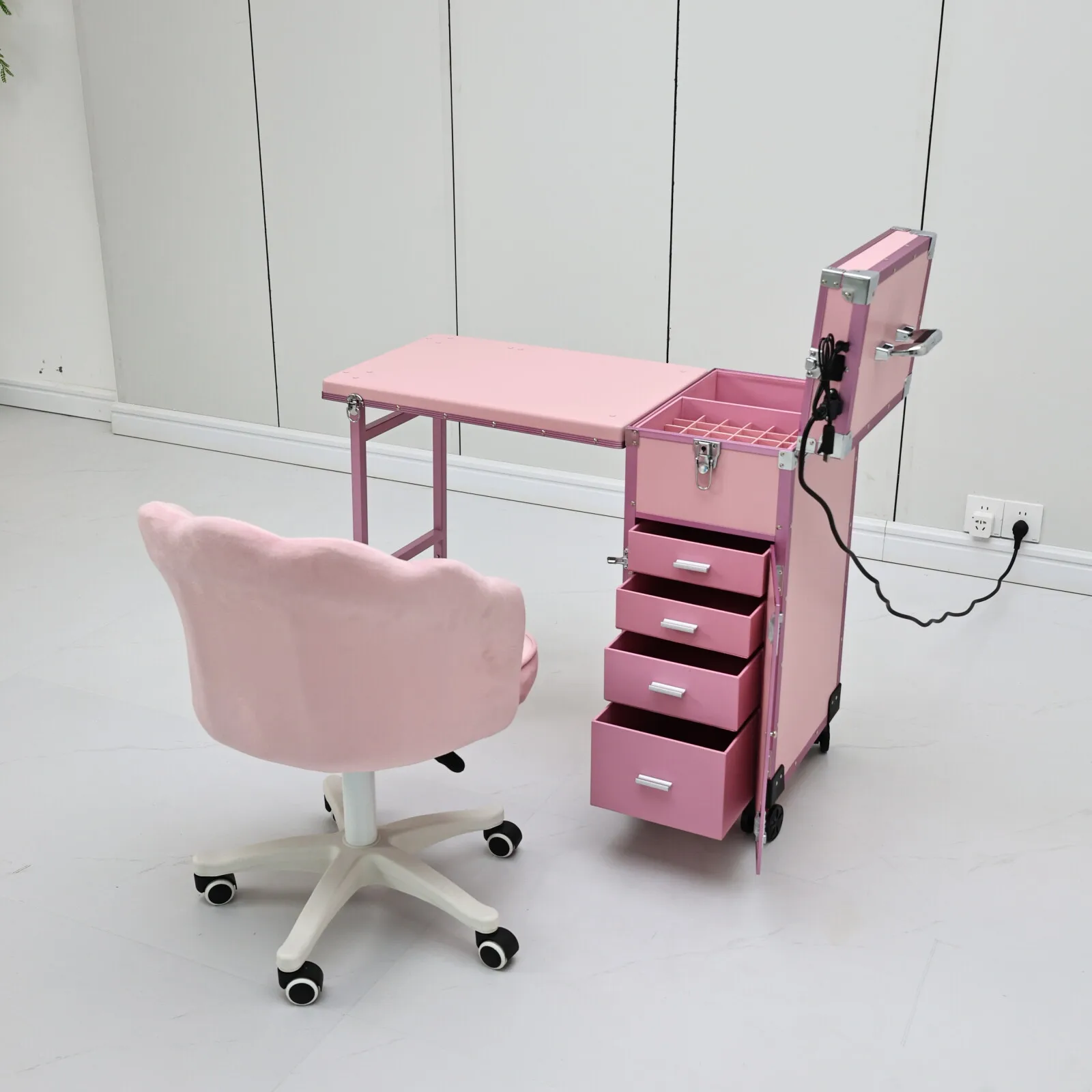 Rosa, tragbarer Manikürtisch mit LED-Spiegel, Schubladen und Rollen, zusammenklappbarer, rollbarer Nagelstudio-Tisch mit Stuhl, Salonmöbel für Nageldesigner. – Detail 5