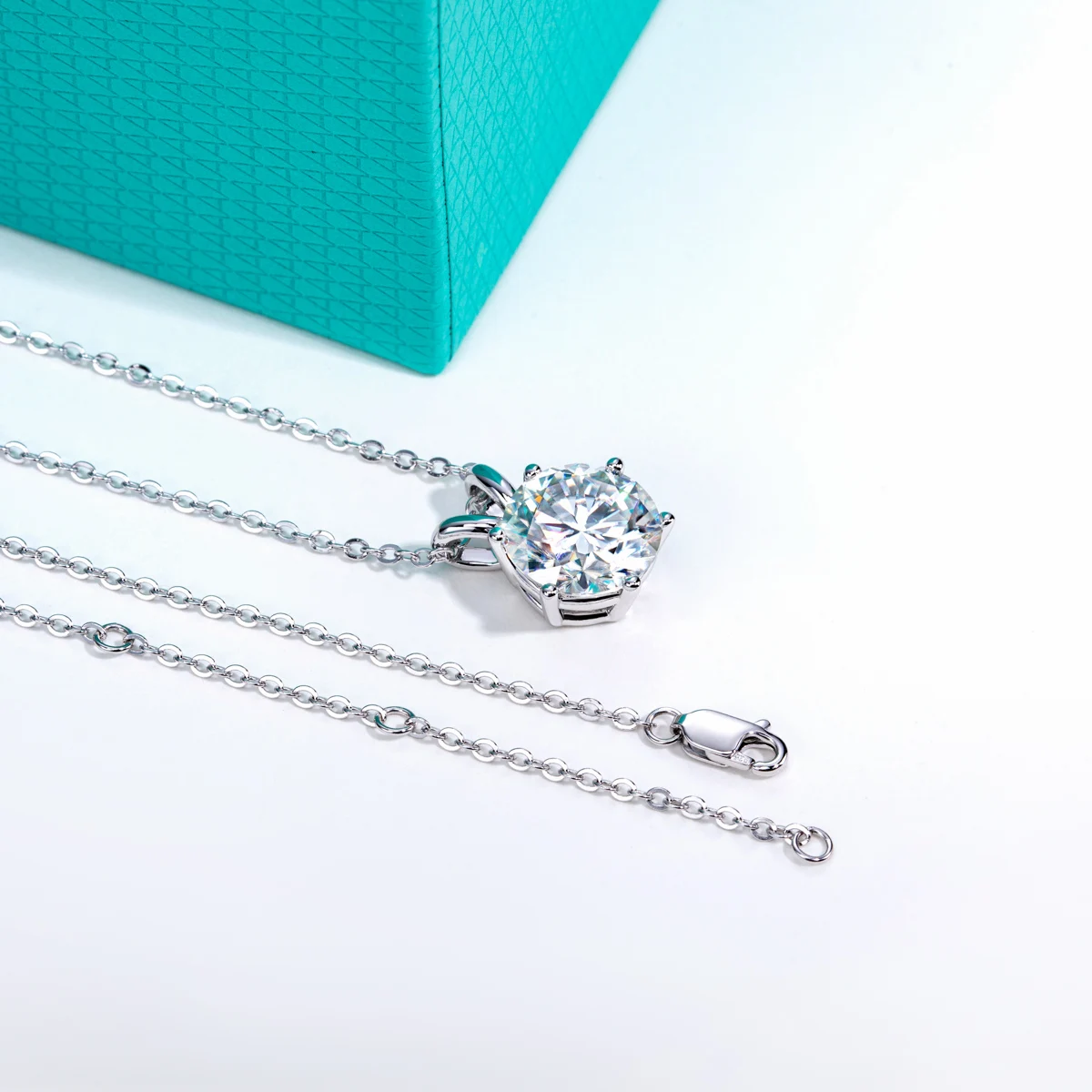 Thumbnail 4 - #69 Moissanites Comparison Guide