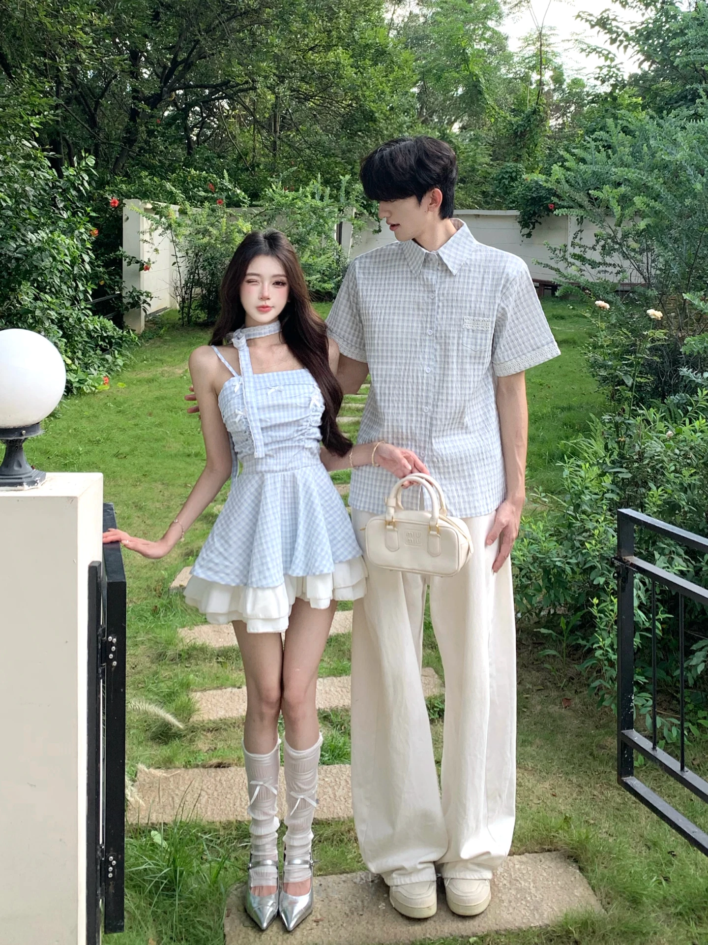 Camisa de Verão Xadrez de Manga Curta para Casal com Gravata Borboleta e Vestido Puff de Cintura Alta - Um Vestido, Uma Saia ...