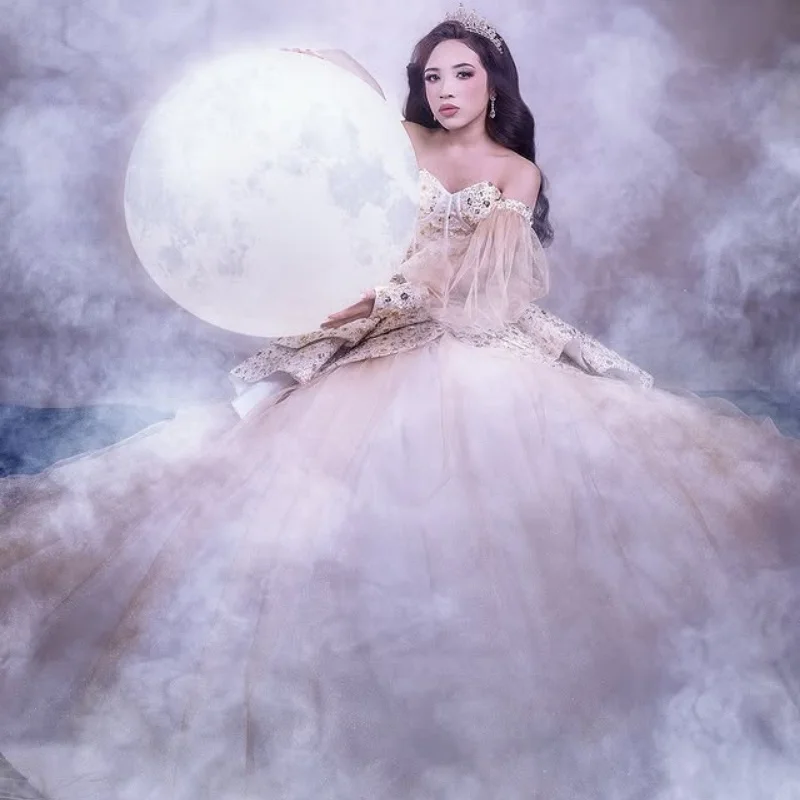 Robes de Quinceanera champagne personnalisées, épaules dénudées, paillettes appliquées, superposition de tulle, longue queue, 15