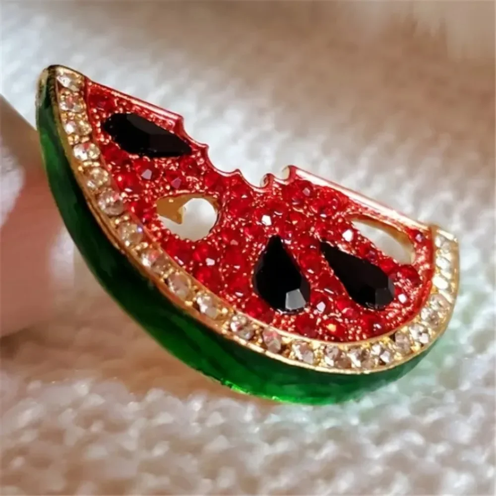 

Watermelon Slice Design Brooch with Rhinestones，Luxury Niche Beautiful Holiday Party Couples GiftsSuit Coat Clothing Accessories