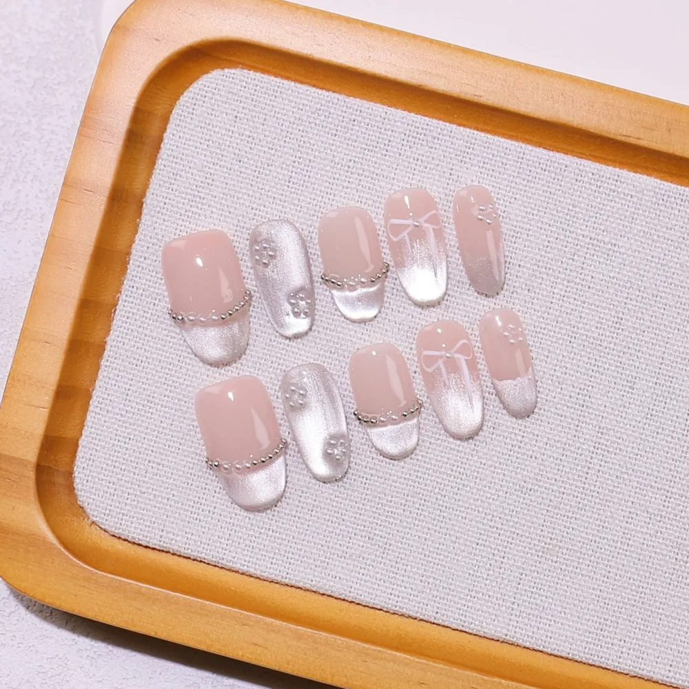 

Новые короткие овальные изысканные накладные ногти ручной работы в кремово-свежем стиле, придающие коже сияние, французский дизайн «кошачий глаз», гелевые наклейки для ногтей с цепочками