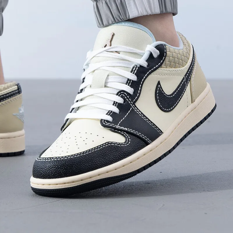 รองเท้าผู้ชาย Nike 2024 ฤดูใบไม้ร่วงใหม่ AIR JORDAN 1 รองเท้าผ้าใบ Retro TREND แฟชั่น low-Top Casual รองเท้า HQ3437-101