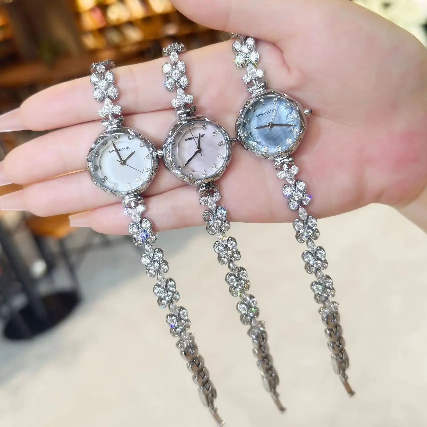Women's Quartz Watch Shell Mother of Pearl Dial Four Leaf Clover Zircon Bracelet Watch Luxury Diamond Ladies Wristwatch Gift