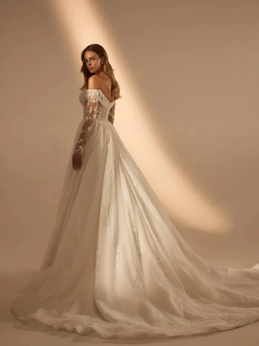 Abbagliante abito da sposa trasparente a linea A Fiori eleganti Scollo a V sexy Abito da sposa personalizzato Corsetto Cerniera posteriore Abbigliamento da sposa da sogno
