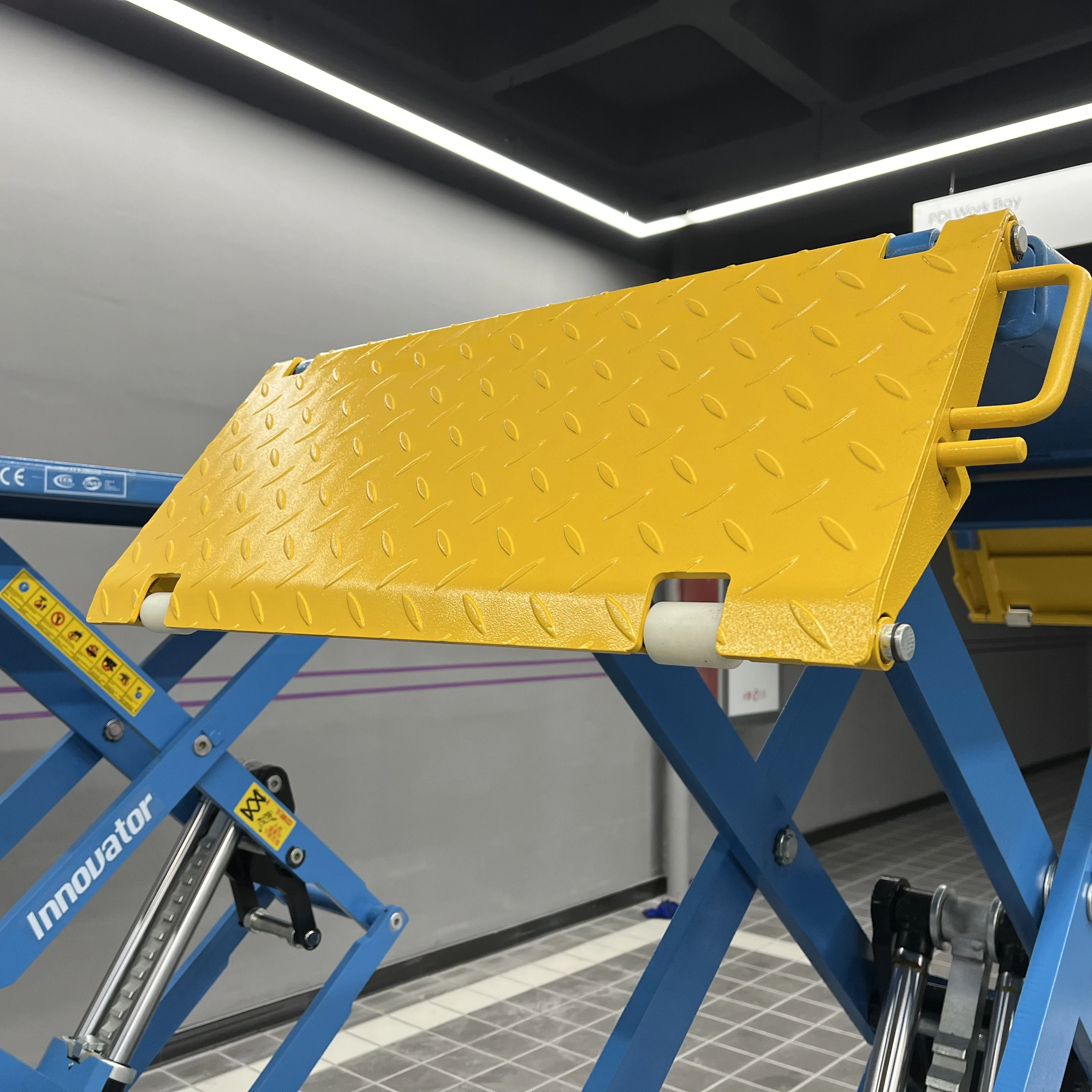 Double Scissor Lift On Ground Mounted Low Profile Scissor Lift 3500kg Capacity Scissor Car Lift Pneumatic Auto Hoist