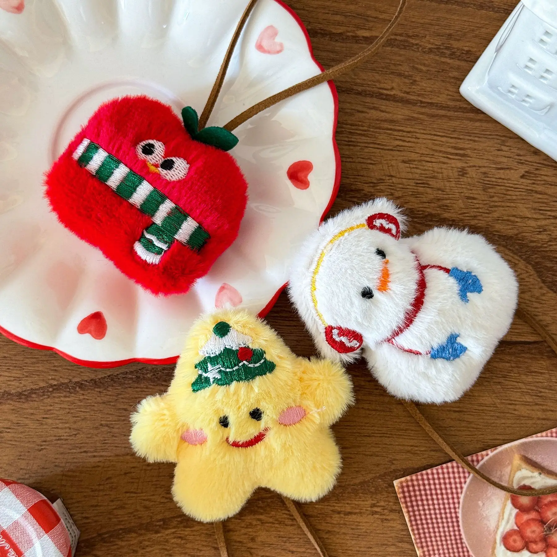 Cute Christmas Plush Doll Charms Keychain Snowman With Scarf Christmas Pendant Name Tag Keyrings Handbag Decor DIY Accessories