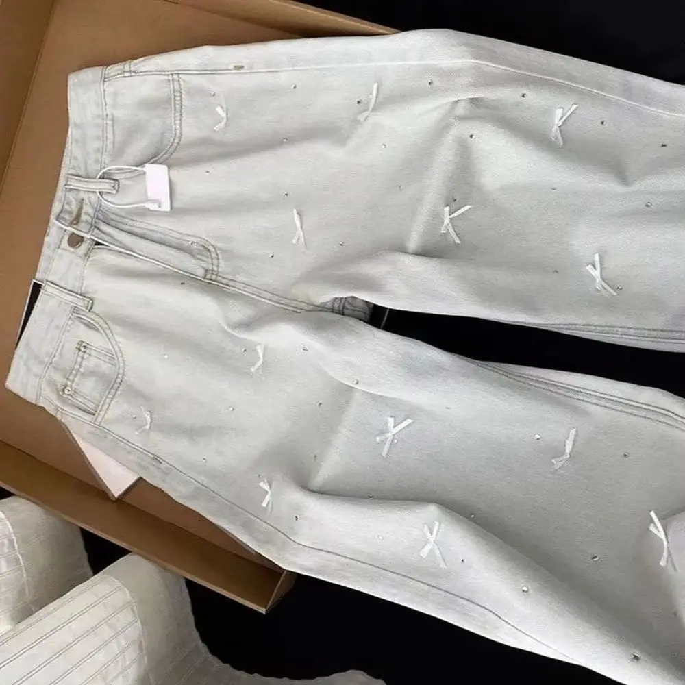 

Модные и универсальные джинсы с бантом, весенне-летняя новинка, уникальный трендовый дизайн, свободный крой, стильные широкие брюки для женщин.