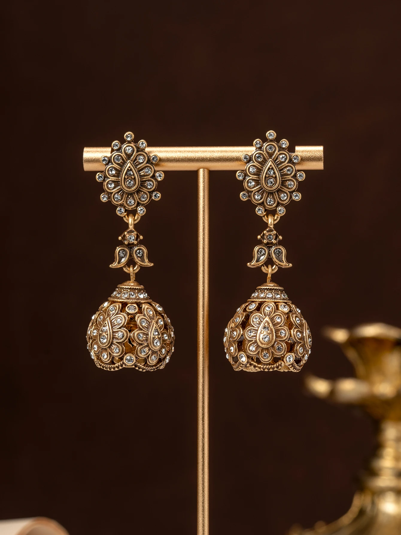 A Pair of Vintage Hollow-Out Lantern-Shaped Floral Earrings with Diamond Inlays and Carved Designs, Long Dangle Earrings, Palace-Style Craftsmanship, Suitable for Daily Wear and Parties, Women's Accessories, Gift-Givin