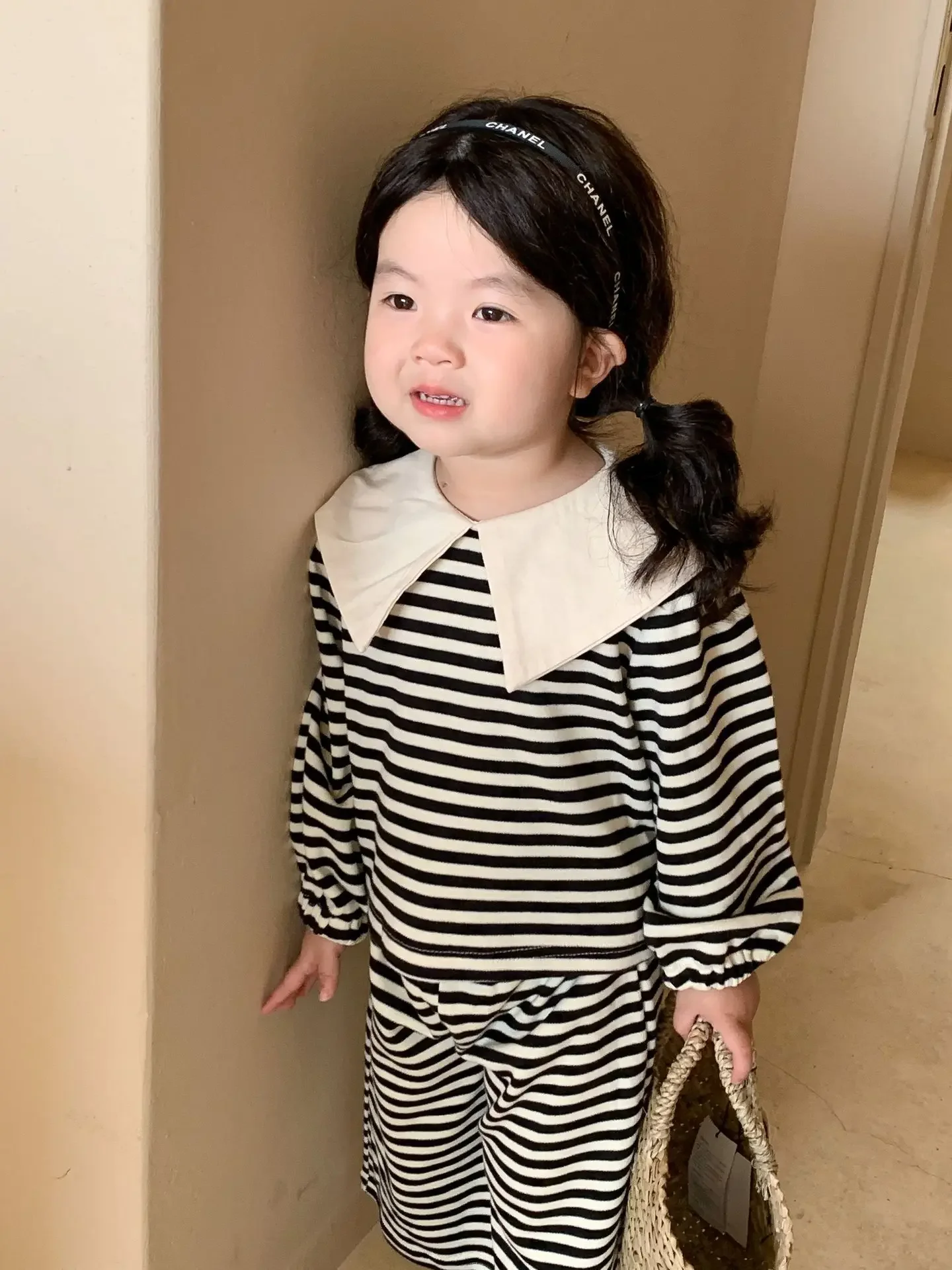 Kinderbekleidungssets, gestreiftes Oberteil mit großem Revers und weit geschnittene Hose, 2-teiliges Set, Baby-Mädchen-Outfit, Kleidung für Kleinkinder. – Detail 3