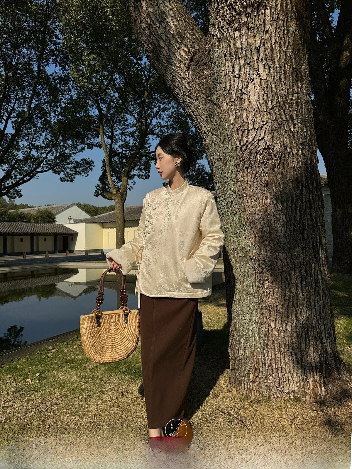 

Новый китайский женский пуховый костюм Jaet Lotus Qing с цветочной вышивкой и пуговицами-стойкой, воротник Du Feather, традиционный китайский S...