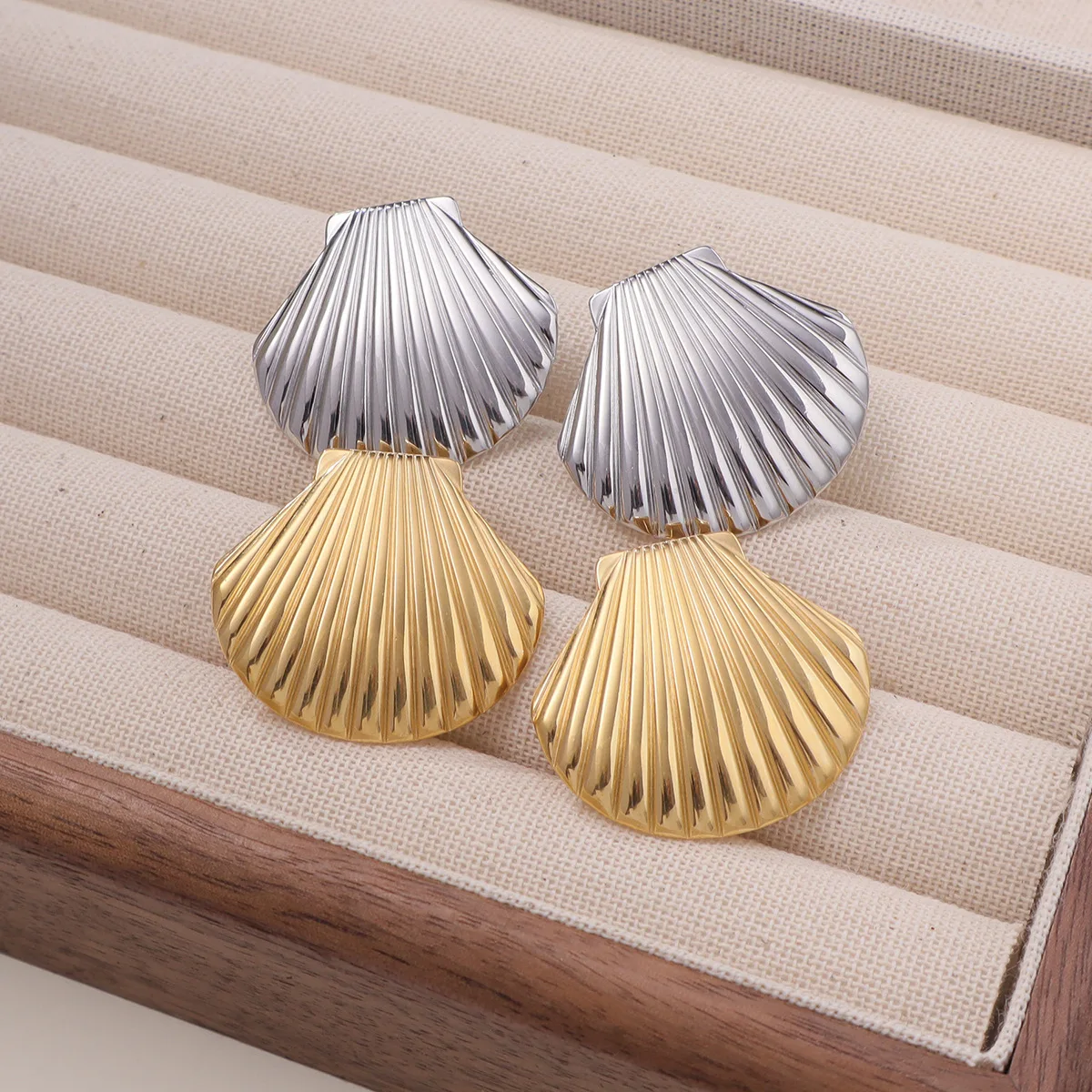 Uworld Stainless Steel Big Textured Shell Big Stud Earrings Distinctive 18K Gold Color Geometric Metal Waterproof Luxury Jewelry