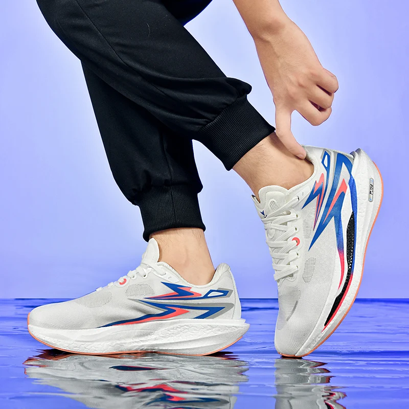 รองเท้าวิ่งผู้ชายระบายอากาศได้ดี น้ำหนักเบา สวมใส่สบาย และทันสมัย เป็นรองเท้ากีฬาลำลองสำหรับผู้หญิง