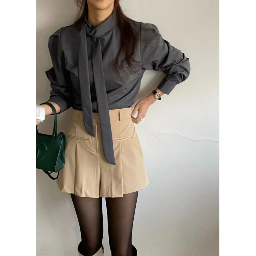 Elegancki, modny top damski z wysokim dekoltem, o prostym kroju, uniwersalny i stylowy.