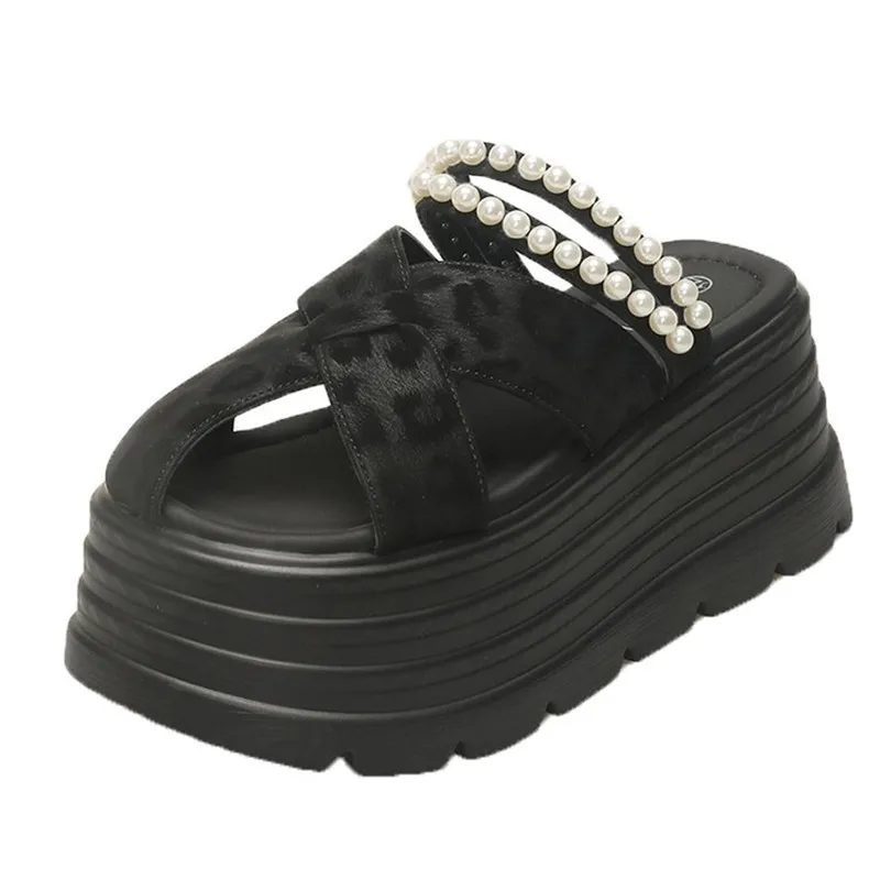 

Женские массивные тапочки на каблуке 8 см, кожаные сандалии на высокой платформе с открытым носком, женские шлепанцы на платформе, лето 2025 года, пляжные шлепанцы с толстой подошвой и жемчугом