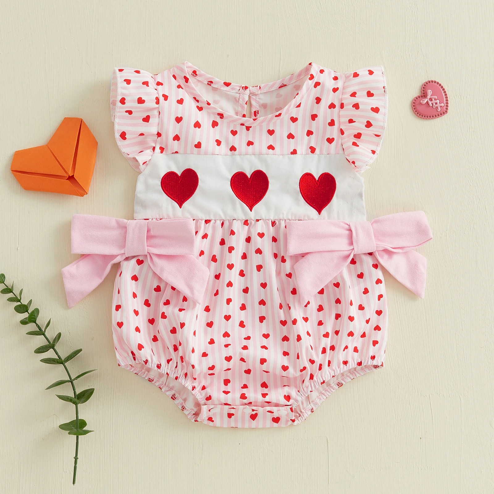 小さな女の子のためのハート柄のボディスーツ,チェック柄のボディスーツ,フライングスリーブロンパース,ラウンドネック,愛らしい服,バレンタインデー