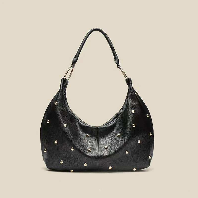 

2025 женская весенне-летняя новая персонализированная сумка на одно плечо с заклепками, подмышки, модная ручная сумка-тоут большой вместимости