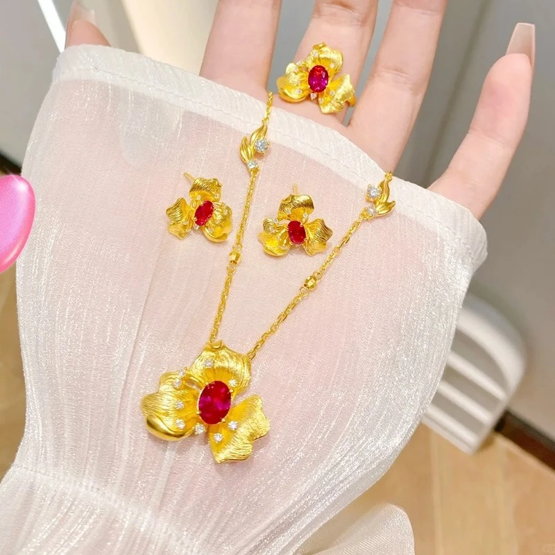 

Fashion 18 K Gold Color Ruby Three Petaled Flower Pendant Necklace for Women Wedding Birthday Chain Sets Jewelry Gifts
