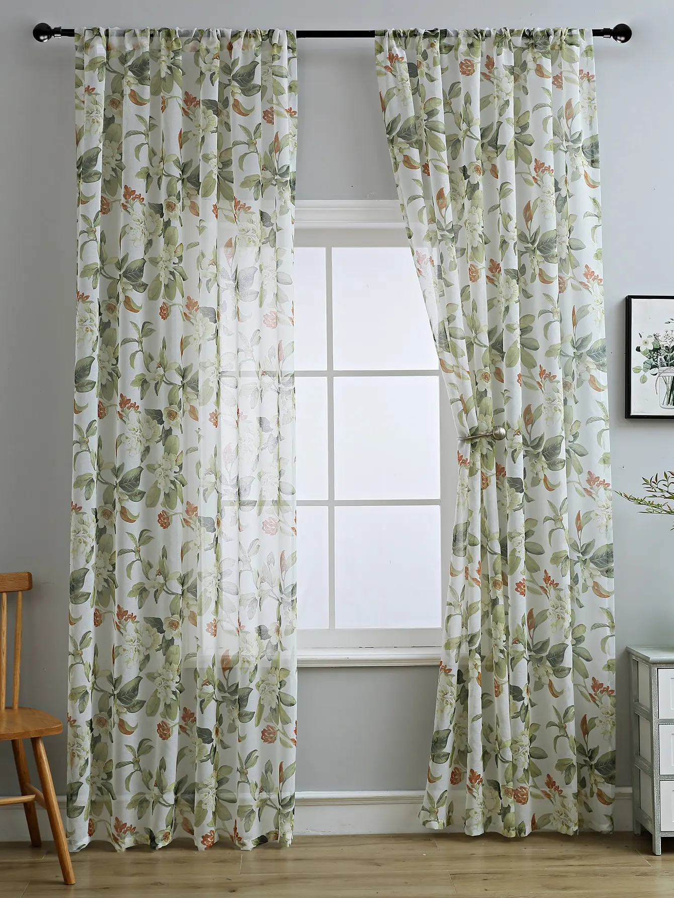 Transparente Vorhänge mit rotem Blumenmuster für das Wohnzimmer