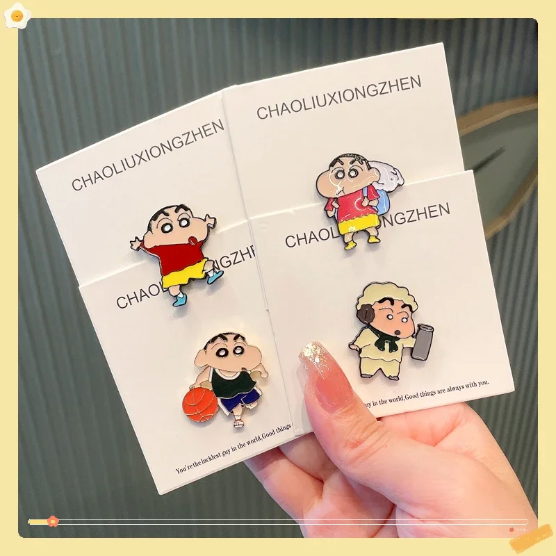 Broche periférico de Anime Crayon Shin chan, Pin de dibujos animados bonito para niños, insignia de Metal para hombres y mujeres, regalo de decoración para bolso