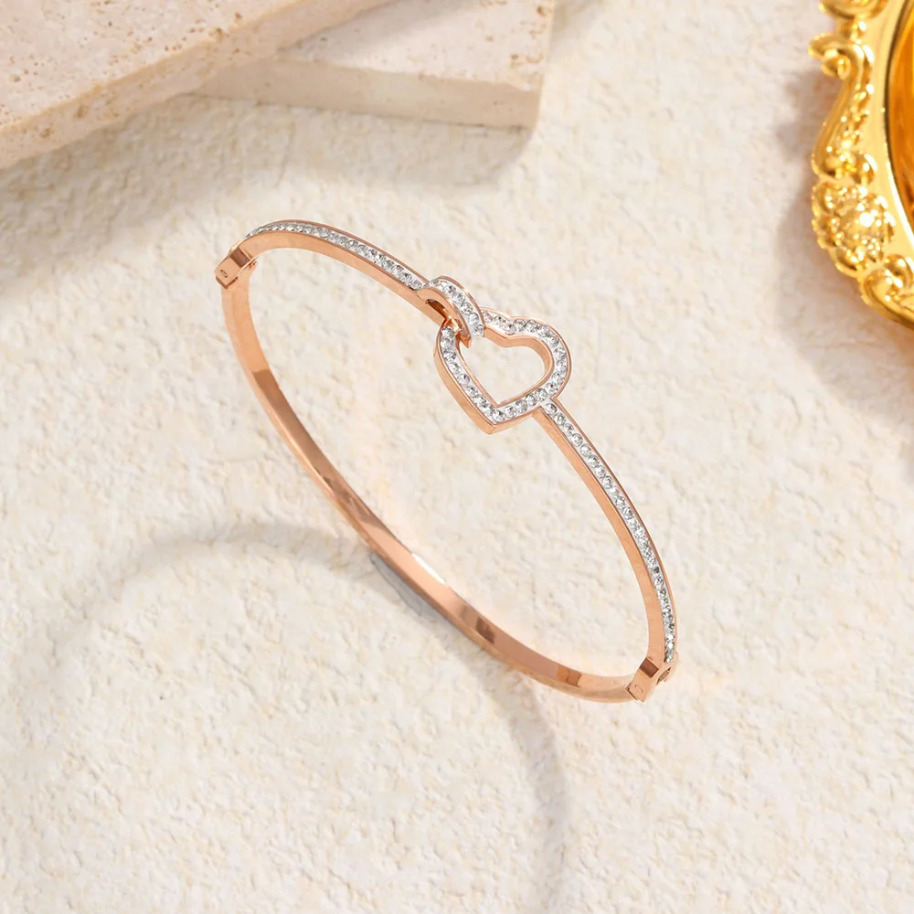 Brazalete de corazón ahuecado de lujo para mujer, pulsera chapada en oro con incrustaciones de circonita de acero inoxidable, joyería de moda, regalo del Día de San Valentín