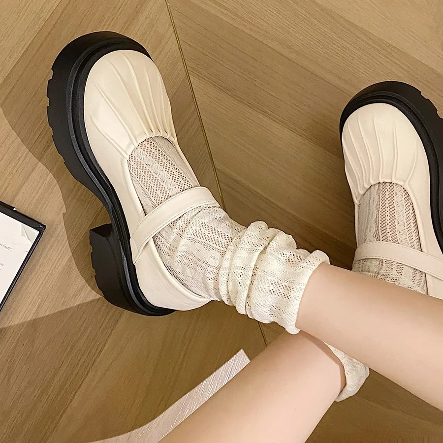 

Черные туфли Мэри Джейн на очень высоком каблуке. Туфли на толстом каблуке. Элегантные классические мягкие туфли на низком каблуке с неглубоким вырезом.