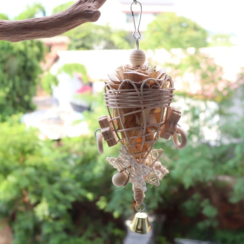 Rattan-Geflecht-Vogel-Futterspielzeug, Papageien-Knabberspielzeug mit Glocke, Hängendes Vogelkäfig-Zubehör für Wellensittiche, Nymphensittiche, Conuren – Detail 5
