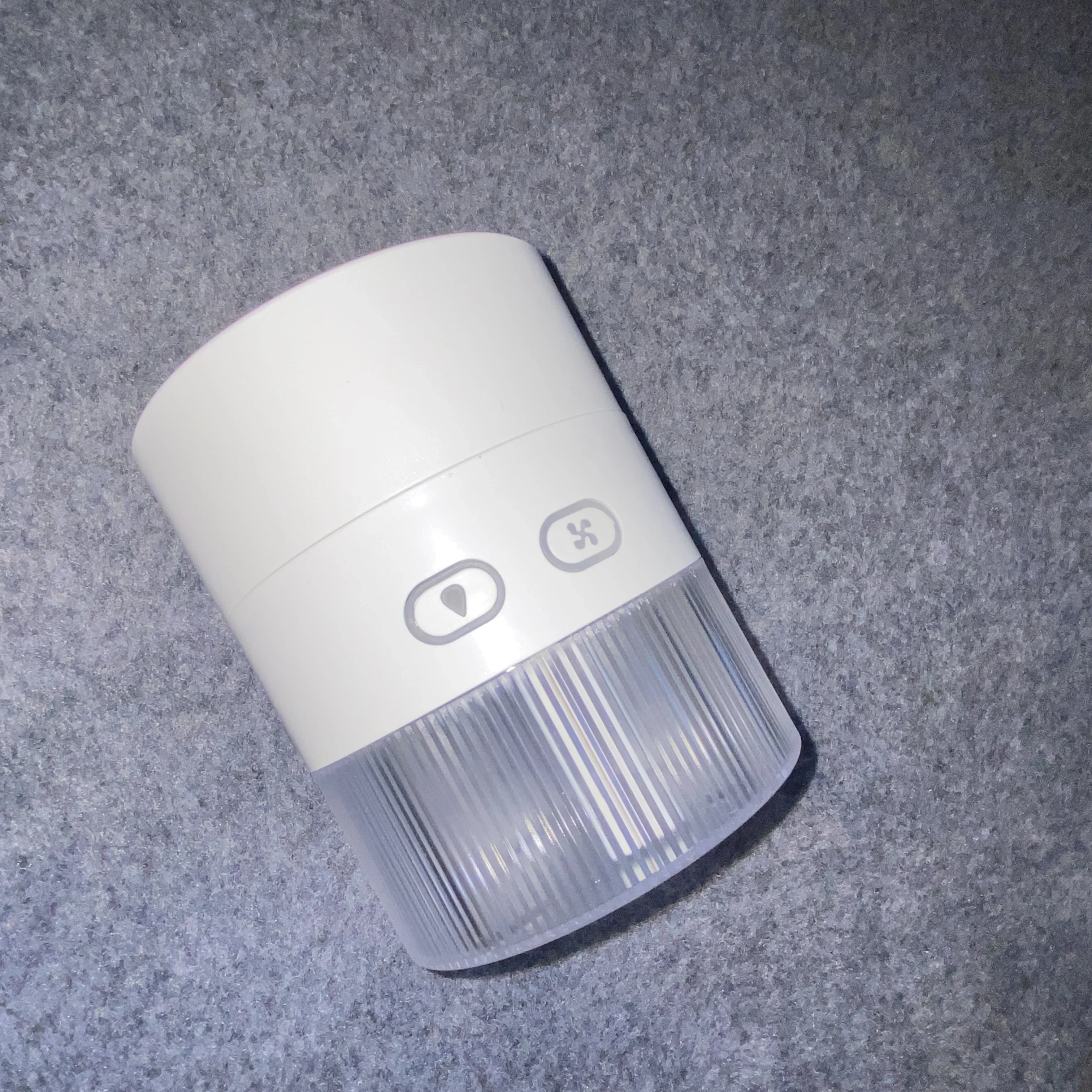 Kipas Semprot Pelembap Udara Baru Musim Panas 2024 Kipas Kabut Air Peralatan Rumah Tangga Desktop Mini Berpendingin Air USB Portabel dengan Lampu LED