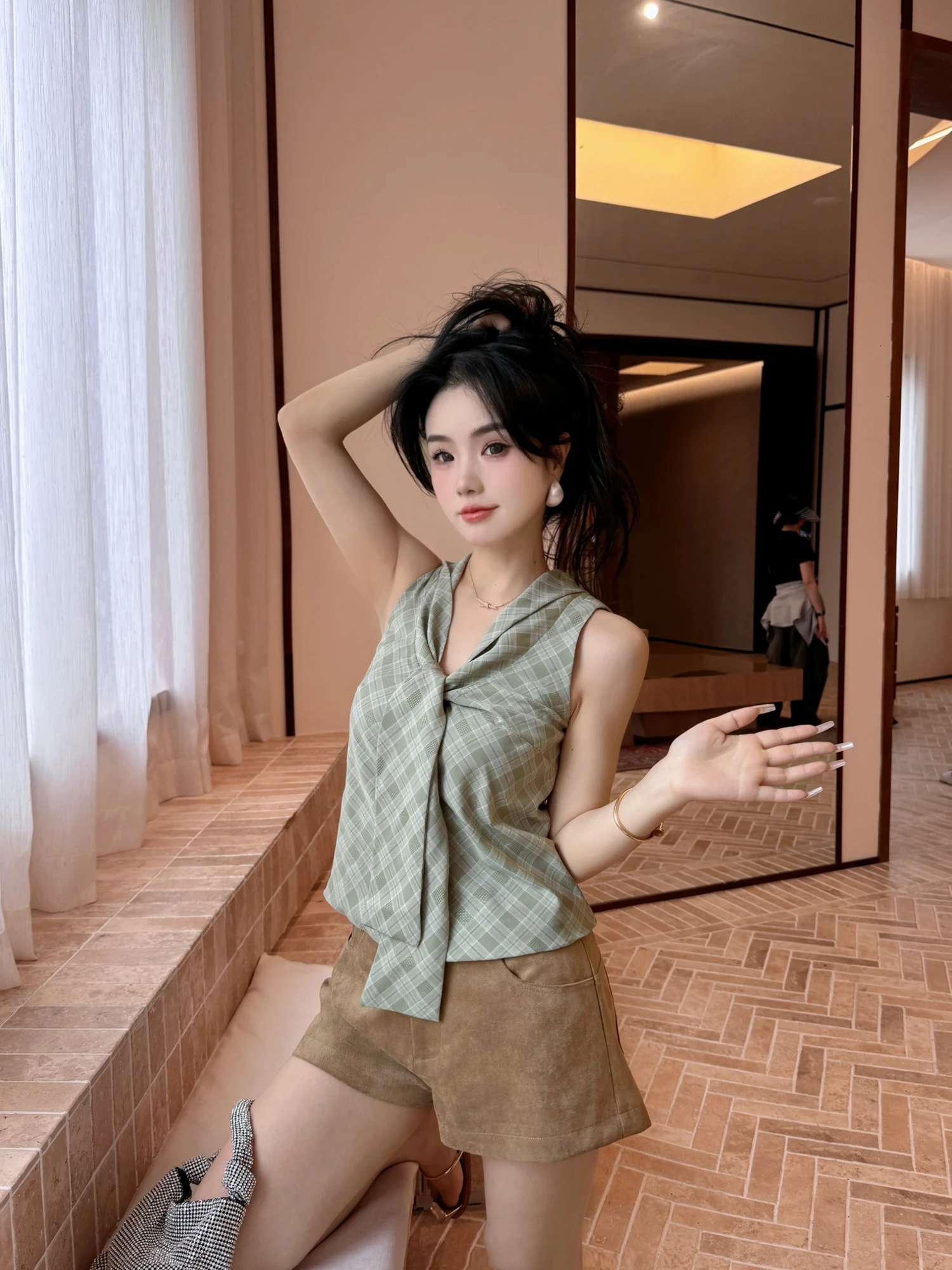 

Женский летний утягивающий жилет в клетку с завязками на талии и эффектом высокой талии для создания стройного силуэта