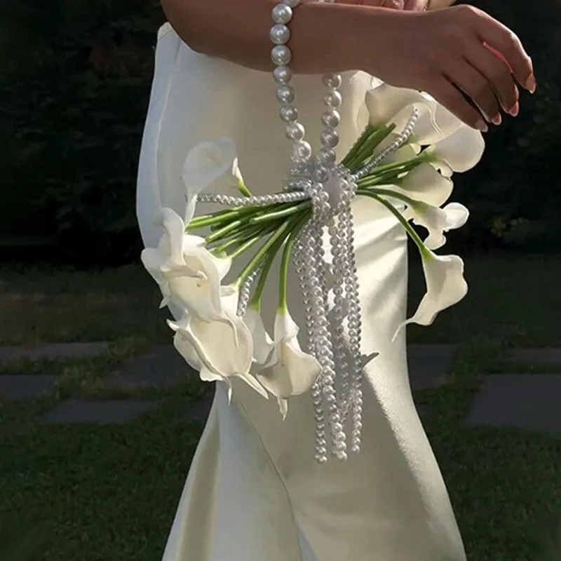 

calla lilies hold waterfall bouquets in their hands, receive a full set of materials, give friends wedding gifts, photo studio p