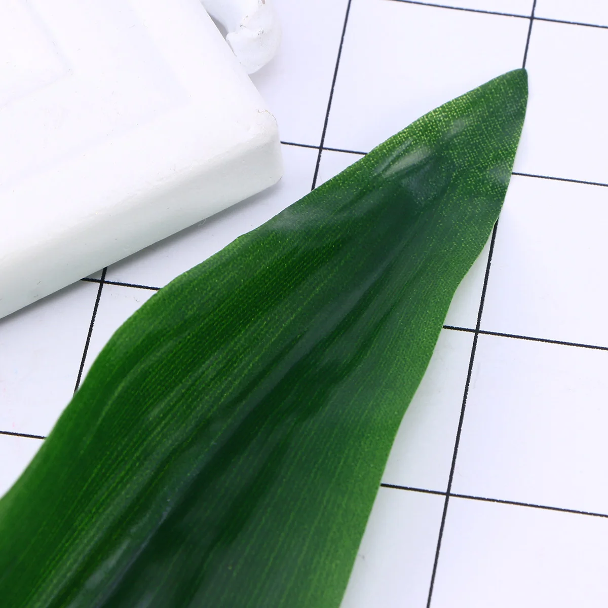 

10Pcs Faux Artificial Leaves Plastic Greenery Decor for Home Living Room Office Cafe DIY Floral Design Fake Leaves