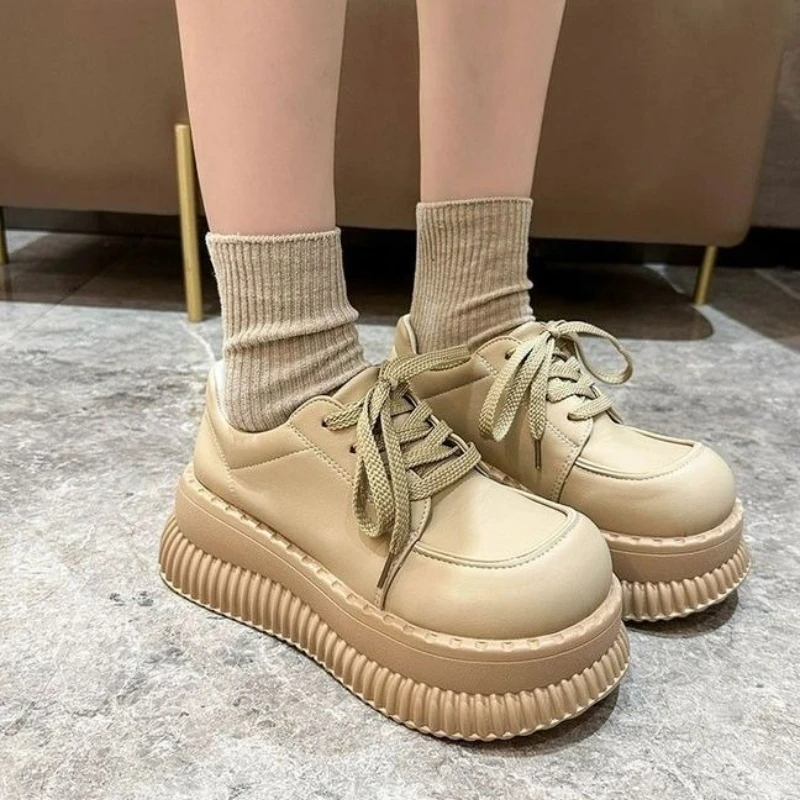 

Модные корейские белые лоферы для женщин, кроссовки на толстой подошве 2025 года, удобный массивный дизайн для повседневного офиса, смешивания и сочетания ​