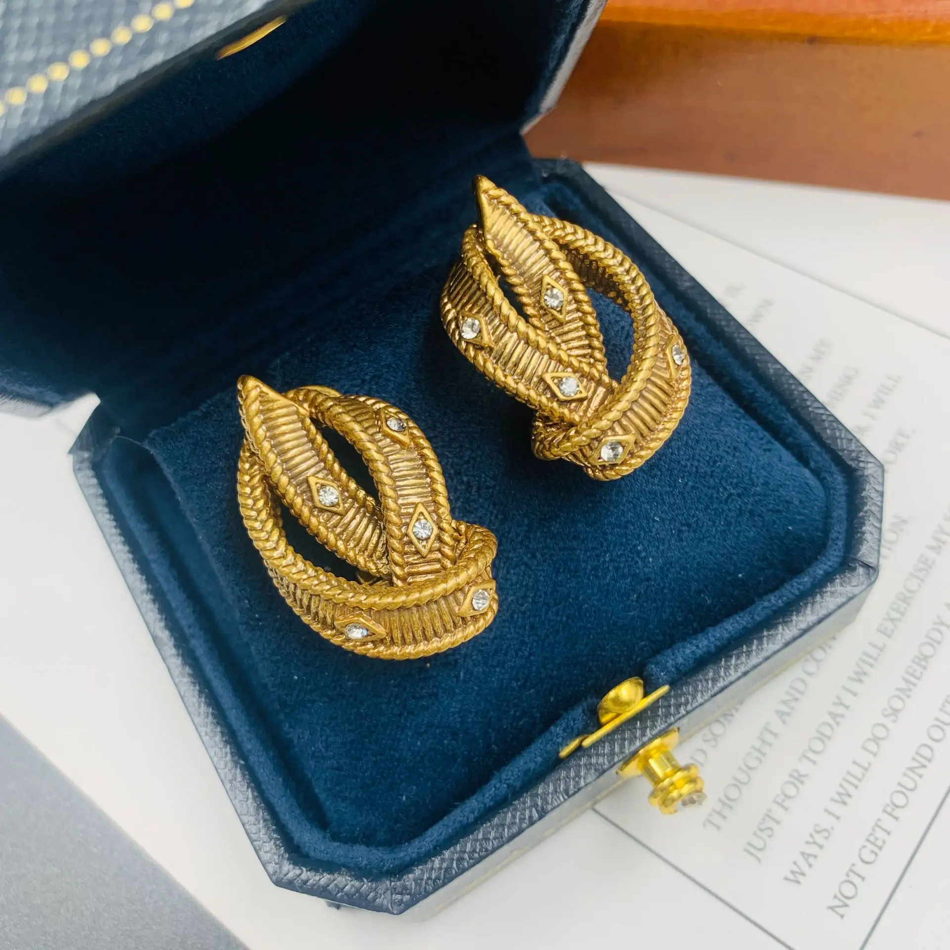 

Palace style temperament twisted commuter earrings