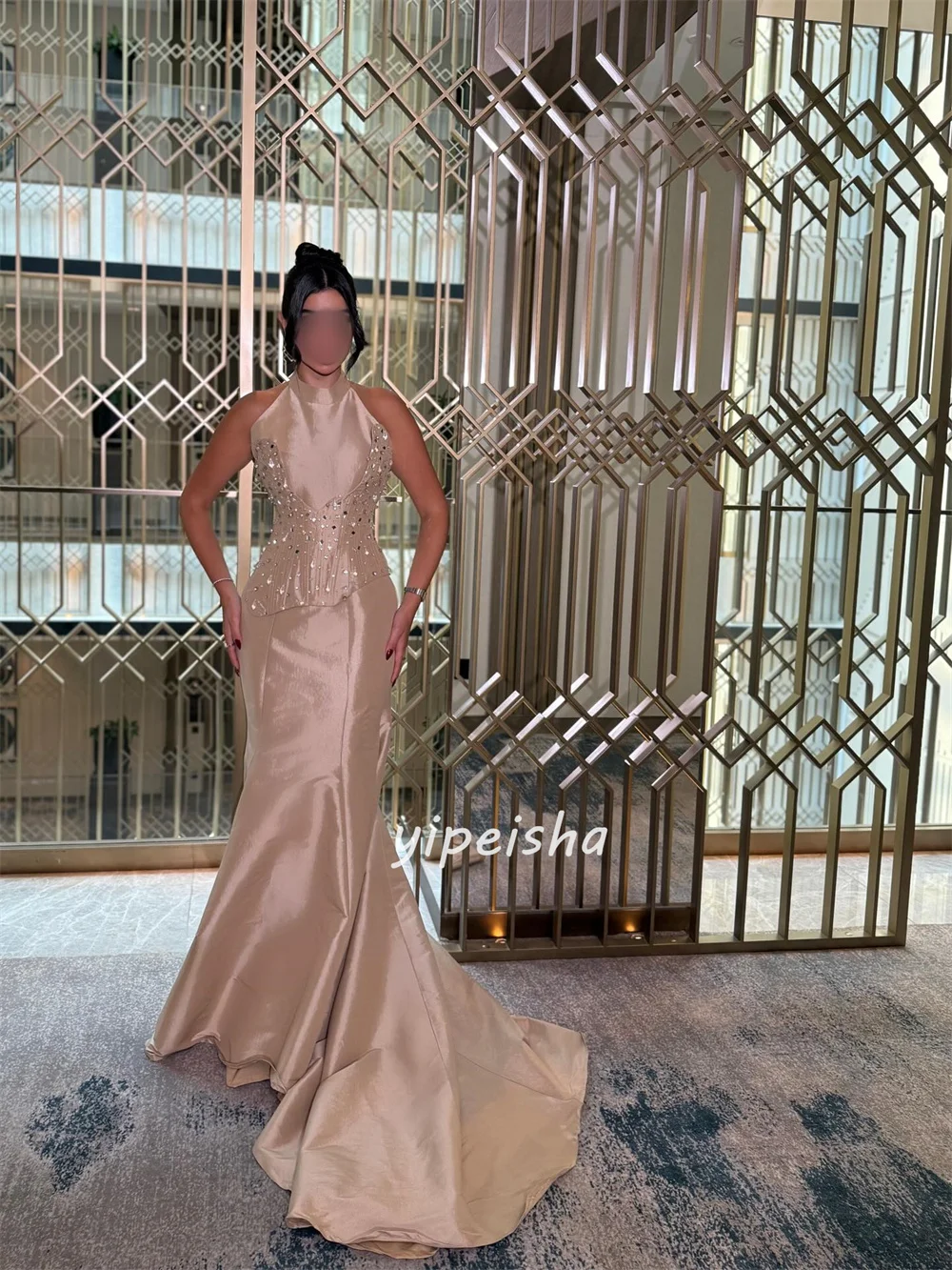 Aangepaste moderne stijl bijpassende charmeuse strass ruches zeemeermin halter lange jurken op maat gemaakte gelegenheidsjurken voortreffelijk sexy