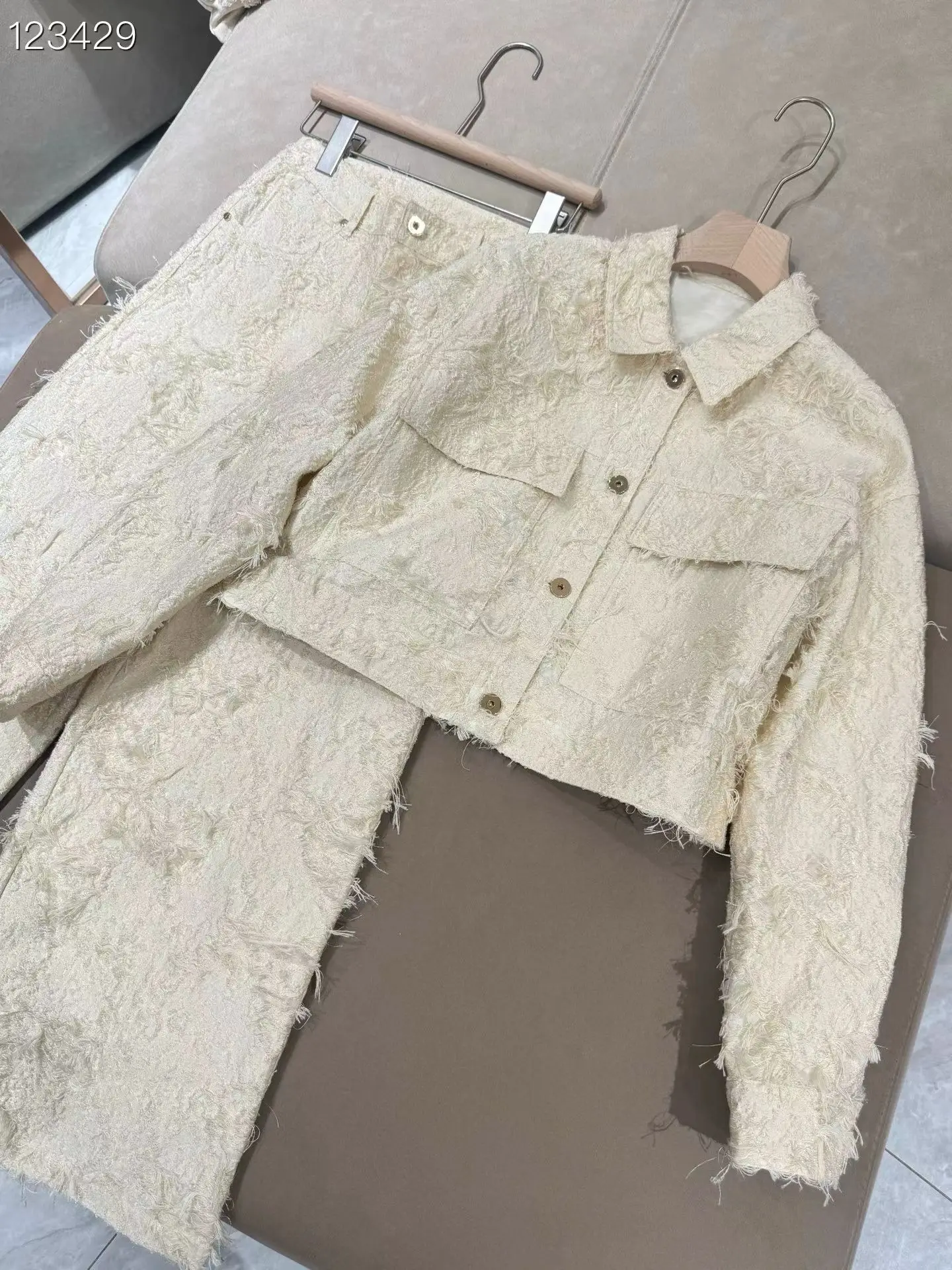 

Новый высококачественный костюм-двойка (юбка и брюки) для женщин на весну/лето — стильный и универсальный