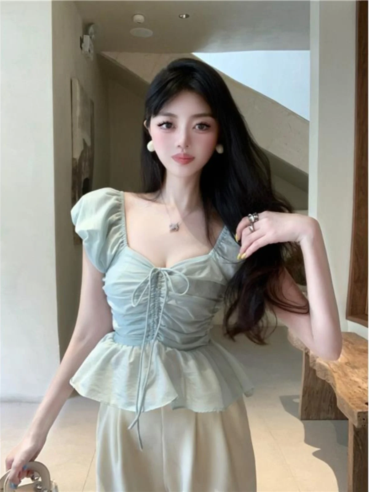 بلوزة نسائية زرقاء للتنحيف بأكمام منتفخة وتصميم كوري قصير مطوي بلون واحد للصيف
